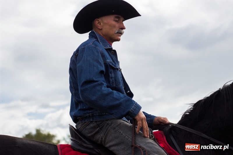 Zdjęcie w galerii na portalu naszraciborz.pl: Adrian Krzemień z lisią kitą w Żerdzinach wiadomości z regionu