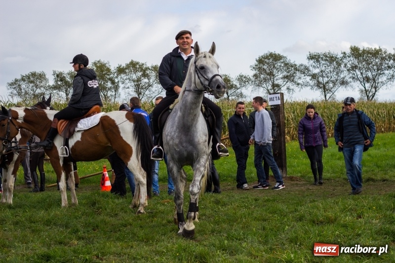 Zdjęcie w galerii na portalu naszraciborz.pl: Adrian Krzemień z lisią kitą w Żerdzinach wiadomości z regionu