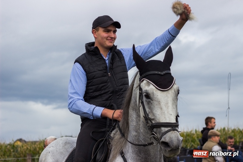 Zdjęcie w galerii na portalu naszraciborz.pl: Adrian Krzemień z lisią kitą w Żerdzinach wiadomości z regionu
