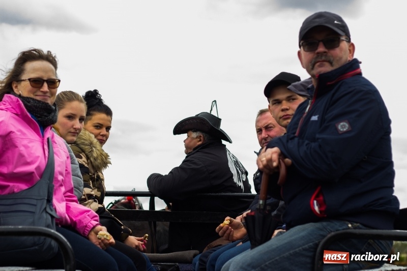 Zdjęcie w galerii na portalu naszraciborz.pl: Adrian Krzemień z lisią kitą w Żerdzinach wiadomości z regionu