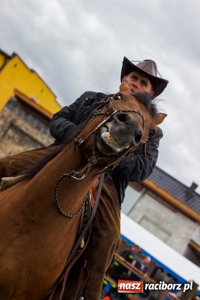 Zdjęcie w galerii na portalu naszraciborz.pl: Adrian Krzemień z lisią kitą w Żerdzinach wiadomości z regionu