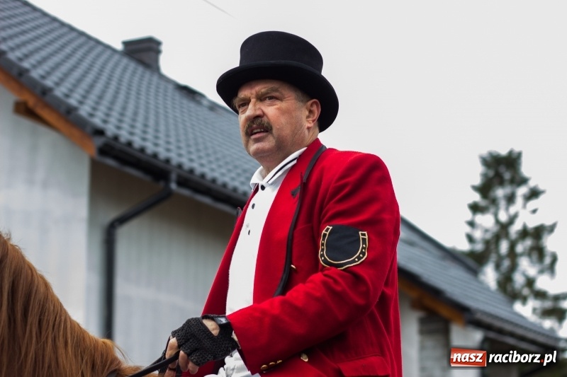 Zdjęcie w galerii na portalu naszraciborz.pl: Adrian Krzemień z lisią kitą w Żerdzinach wiadomości z regionu