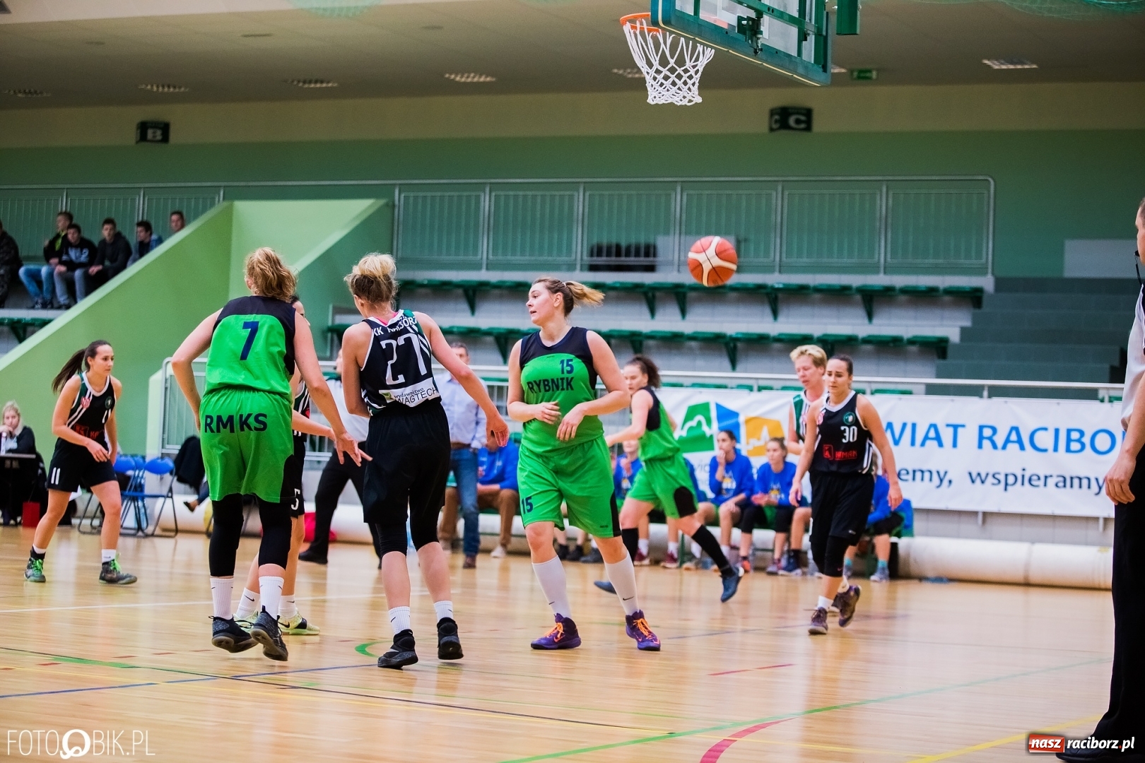 Zdjęcie w galerii na portalu naszraciborz.pl: Historyczny mecz za nami. Koszykarki RKK AZS Racibórz po raz pierwszy powalczyły o punkty wiadomości z regionu