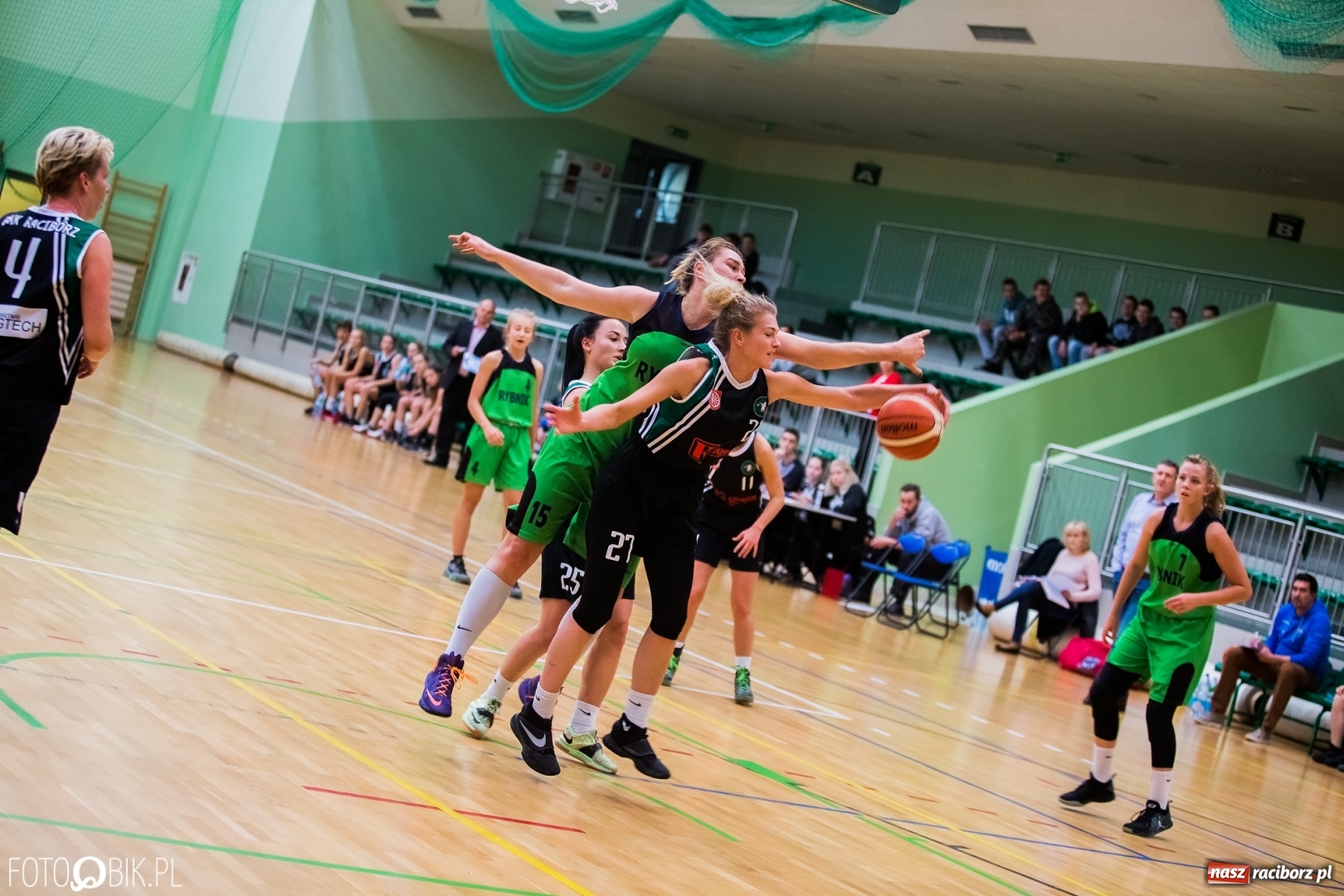 Zdjęcie w galerii na portalu naszraciborz.pl: Historyczny mecz za nami. Koszykarki RKK AZS Racibórz po raz pierwszy powalczyły o punkty wiadomości z regionu