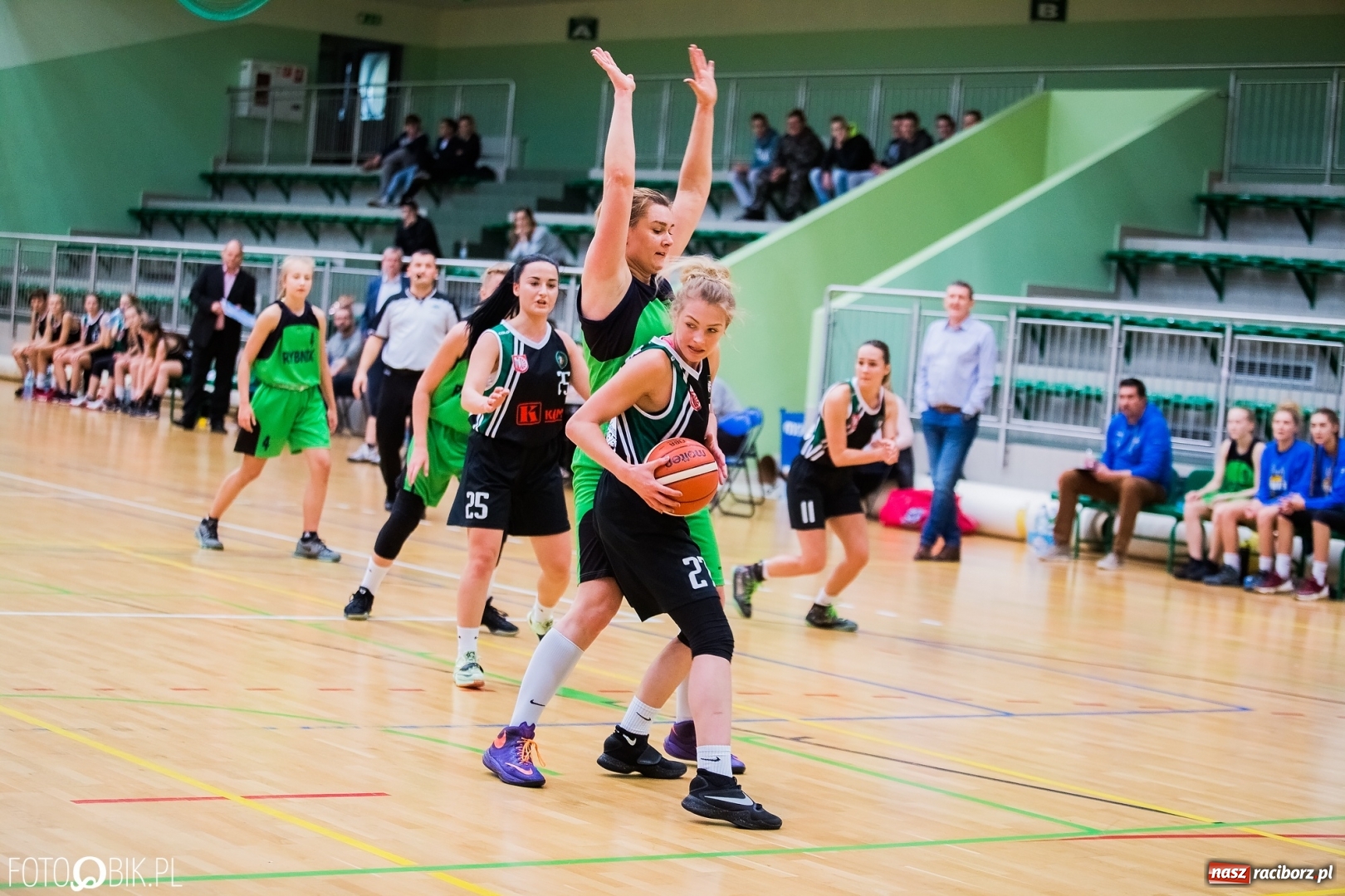 Zdjęcie w galerii na portalu naszraciborz.pl: Historyczny mecz za nami. Koszykarki RKK AZS Racibórz po raz pierwszy powalczyły o punkty wiadomości z regionu