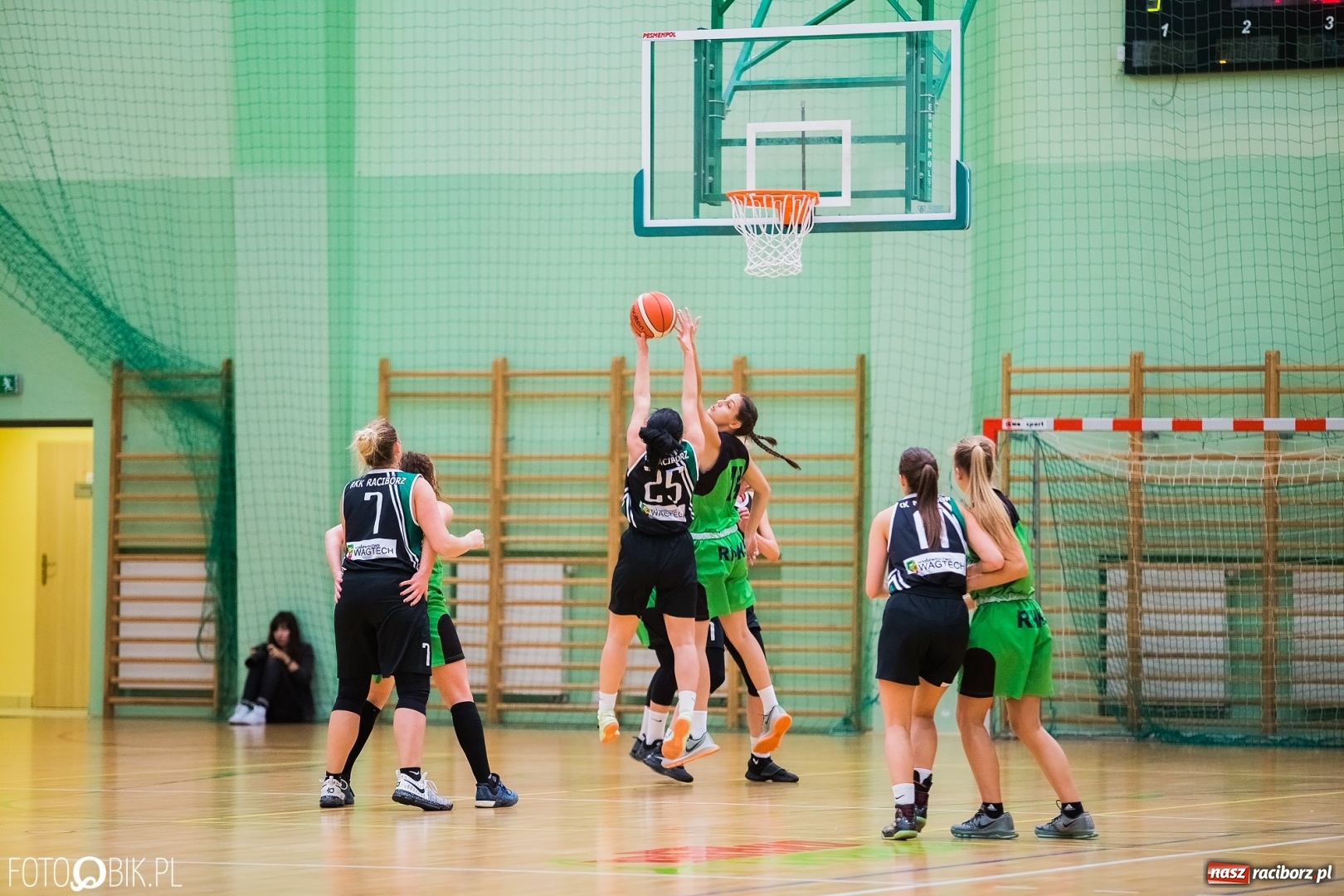 Zdjęcie w galerii na portalu naszraciborz.pl: Historyczny mecz za nami. Koszykarki RKK AZS Racibórz po raz pierwszy powalczyły o punkty wiadomości z regionu