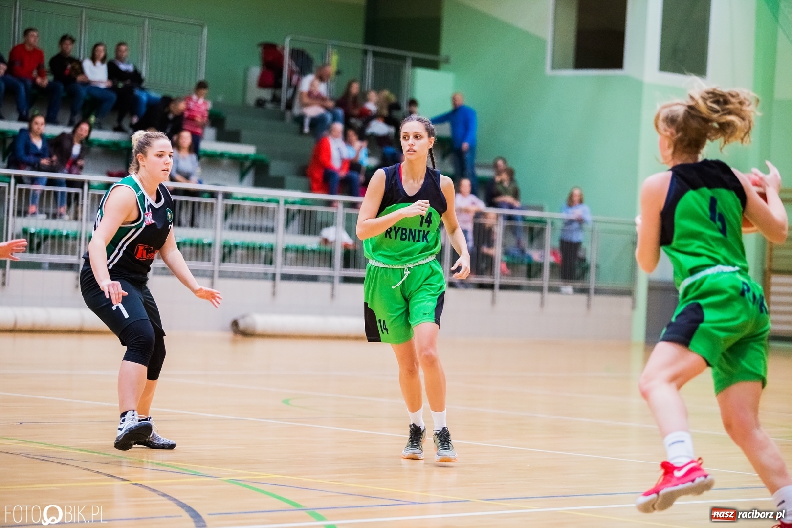 Zdjęcie w galerii na portalu naszraciborz.pl: Historyczny mecz za nami. Koszykarki RKK AZS Racibórz po raz pierwszy powalczyły o punkty wiadomości z regionu