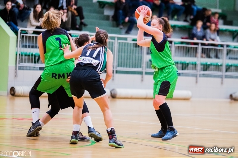 Zdjęcie w galerii na portalu naszraciborz.pl: Historyczny mecz za nami. Koszykarki RKK AZS Racibórz po raz pierwszy powalczyły o punkty wiadomości z regionu