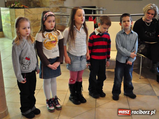 Zdjęcie w galerii na portalu naszraciborz.pl: Życzenia wyśpiewały im przedszkolaki wiadomości z regionu