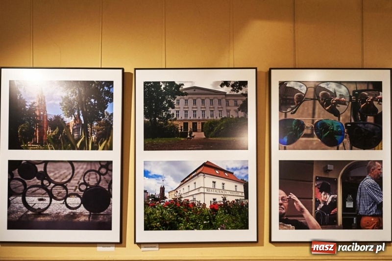 Zdjęcie w galerii na portalu naszraciborz.pl: Wernisaż wystawy Racibórz Okiem Przybysza w RCK wiadomości z regionu