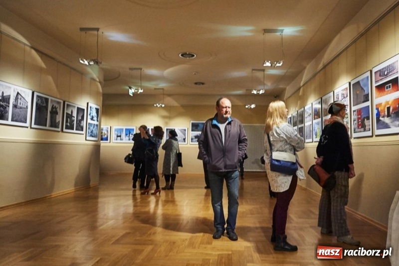 Zdjęcie w galerii na portalu naszraciborz.pl: Wernisaż wystawy Racibórz Okiem Przybysza w RCK wiadomości z regionu