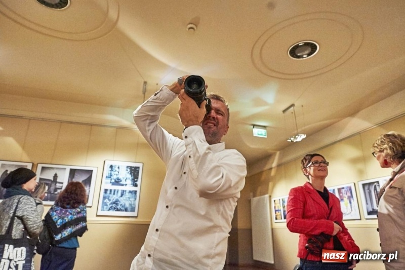 Zdjęcie w galerii na portalu naszraciborz.pl: Wernisaż wystawy Racibórz Okiem Przybysza w RCK wiadomości z regionu