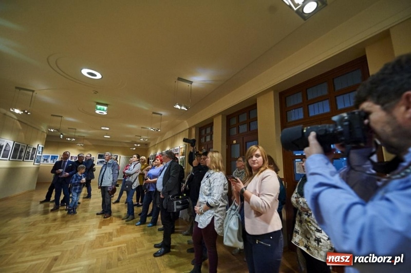 Zdjęcie w galerii na portalu naszraciborz.pl: Wernisaż wystawy Racibórz Okiem Przybysza w RCK wiadomości z regionu