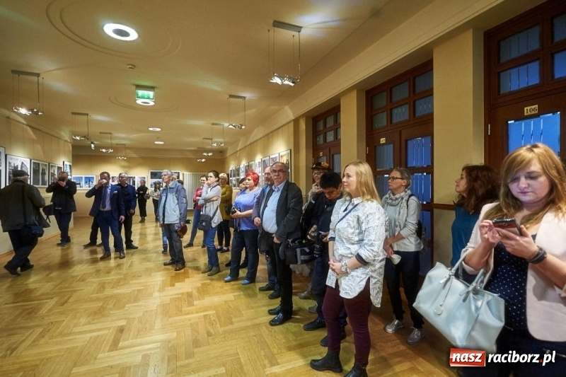 Zdjęcie w galerii na portalu naszraciborz.pl: Wernisaż wystawy Racibórz Okiem Przybysza w RCK wiadomości z regionu