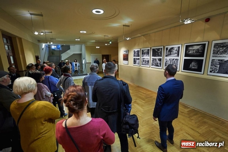 Zdjęcie w galerii na portalu naszraciborz.pl: Wernisaż wystawy Racibórz Okiem Przybysza w RCK wiadomości z regionu