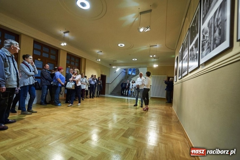 Zdjęcie w galerii na portalu naszraciborz.pl: Wernisaż wystawy Racibórz Okiem Przybysza w RCK wiadomości z regionu