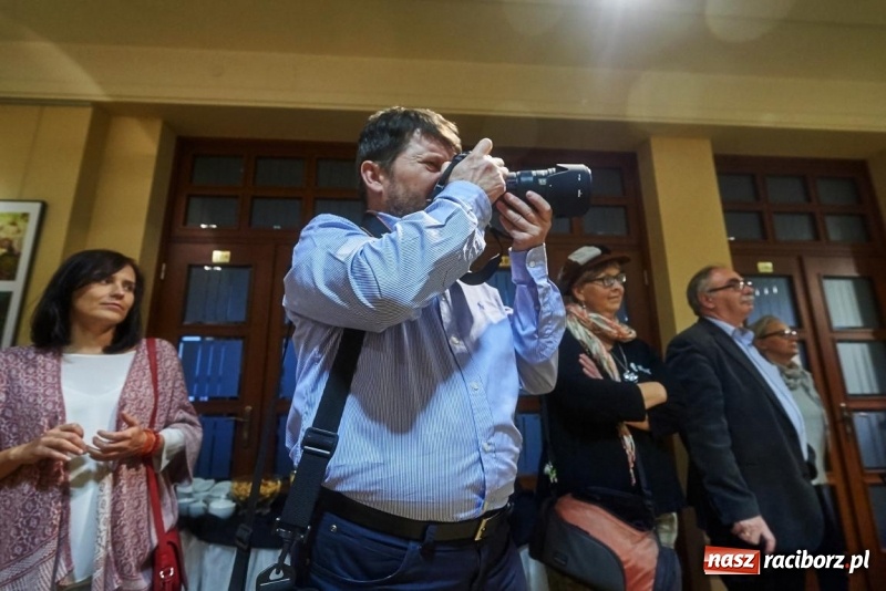 Zdjęcie w galerii na portalu naszraciborz.pl: Wernisaż wystawy Racibórz Okiem Przybysza w RCK wiadomości z regionu