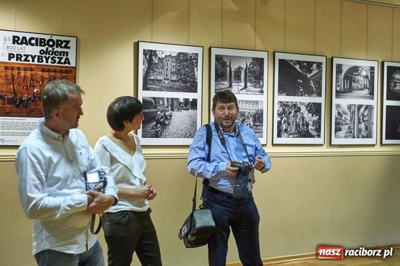 Zdjęcie w galerii na portalu naszraciborz.pl: Wernisaż wystawy Racibórz Okiem Przybysza w RCK wiadomości z regionu