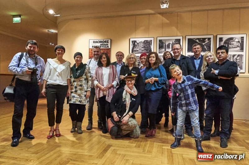 Zdjęcie w galerii na portalu naszraciborz.pl: Wernisaż wystawy Racibórz Okiem Przybysza w RCK wiadomości z regionu