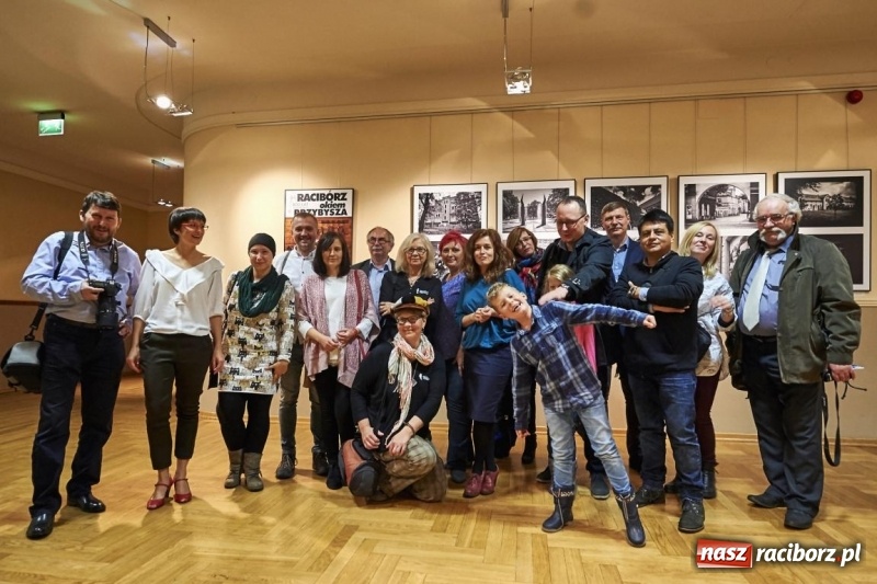 Zdjęcie w galerii na portalu naszraciborz.pl: Wernisaż wystawy Racibórz Okiem Przybysza w RCK wiadomości z regionu