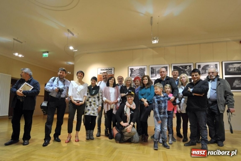 Zdjęcie w galerii na portalu naszraciborz.pl: Wernisaż wystawy Racibórz Okiem Przybysza w RCK wiadomości z regionu