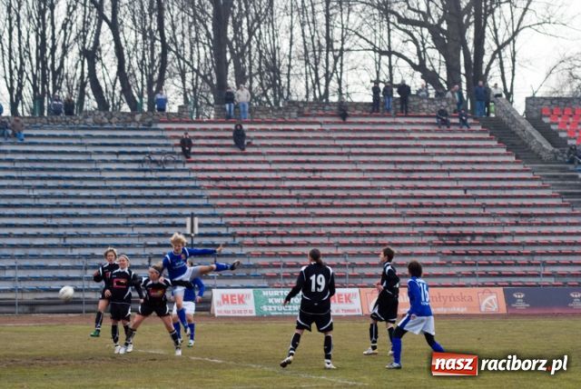 Zdjęcie w galerii na portalu naszraciborz.pl: Medyk Konin na kolanach wiadomości z regionu