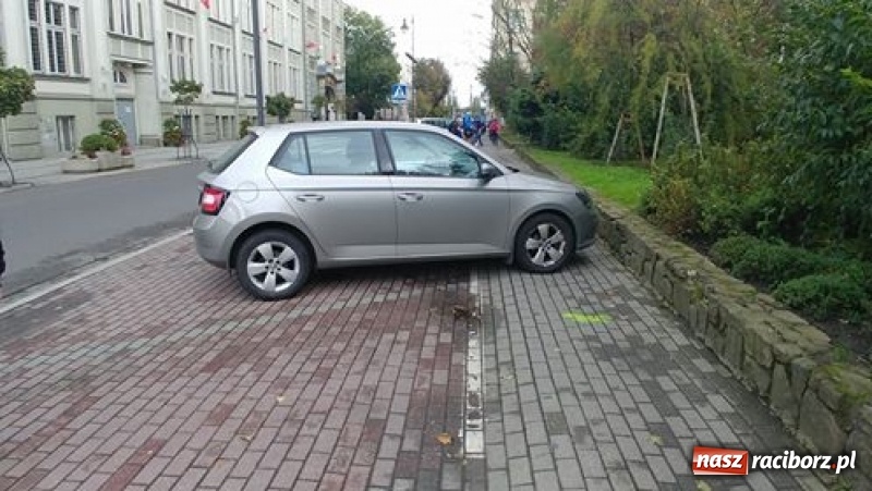 Zdjęcie w galerii na portalu naszraciborz.pl: Mistrzowie parkowania w Raciborzu - galeria zdjęć nadesłanych przez Czytelników wiadomości z regionu