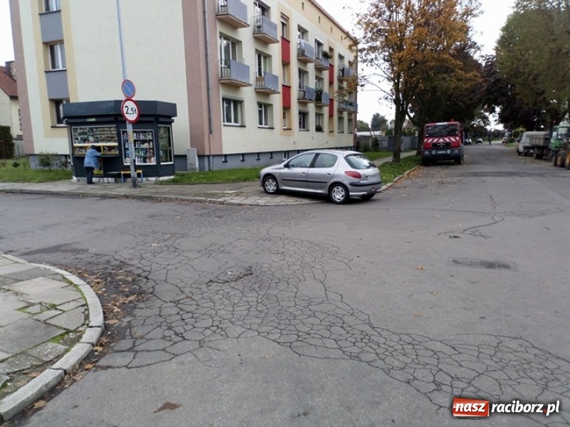 Zdjęcie w galerii na portalu naszraciborz.pl: Mistrzowie parkowania w Raciborzu - galeria zdjęć nadesłanych przez Czytelników wiadomości z regionu