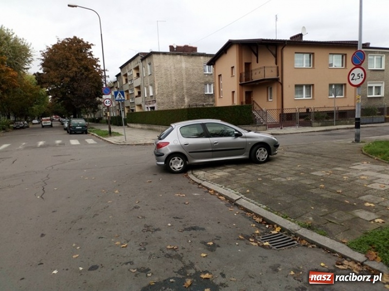 Zdjęcie w galerii na portalu naszraciborz.pl: Mistrzowie parkowania w Raciborzu - galeria zdjęć nadesłanych przez Czytelników wiadomości z regionu