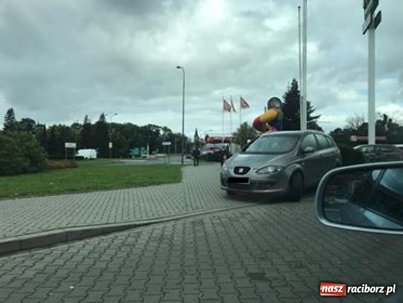 Zdjęcie w galerii na portalu naszraciborz.pl: Mistrzowie parkowania w Raciborzu - galeria zdjęć nadesłanych przez Czytelników wiadomości z regionu