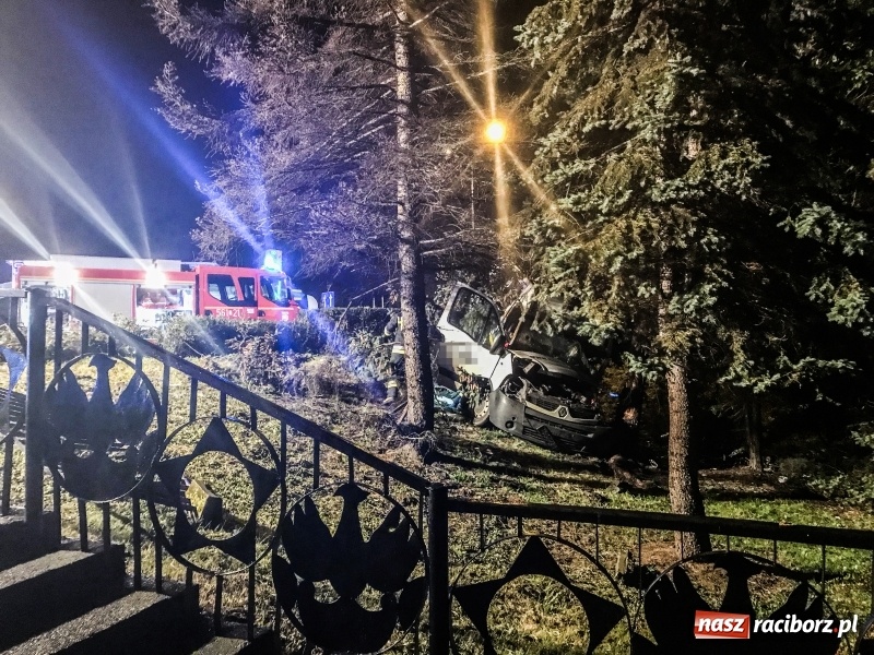 Zdjęcie w galerii na portalu naszraciborz.pl: Renault wpadło w poślizg na Odrostradzie. Auto stoczyło się ze skarpy przy cmentarzu żołnierzy radzieckich FOTO i WIDEO wiadomości z regionu