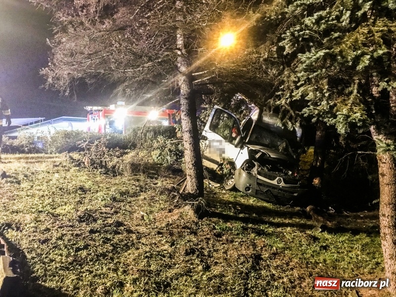 Zdjęcie w galerii na portalu naszraciborz.pl: Renault wpadło w poślizg na Odrostradzie. Auto stoczyło się ze skarpy przy cmentarzu żołnierzy radzieckich FOTO i WIDEO wiadomości z regionu