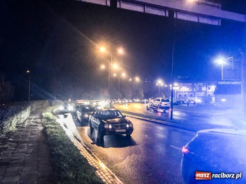 Zdjęcie w galerii na portalu naszraciborz.pl: Renault wpadło w poślizg na Odrostradzie. Auto stoczyło się ze skarpy przy cmentarzu żołnierzy radzieckich FOTO i WIDEO wiadomości z regionu
