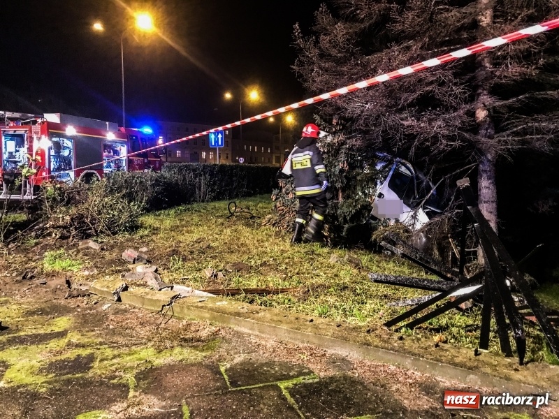 Zdjęcie w galerii na portalu naszraciborz.pl: Renault wpadło w poślizg na Odrostradzie. Auto stoczyło się ze skarpy przy cmentarzu żołnierzy radzieckich FOTO i WIDEO wiadomości z regionu