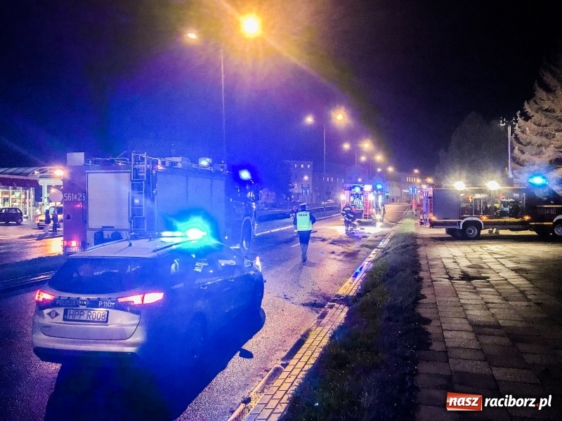 Zdjęcie w galerii na portalu naszraciborz.pl: Renault wpadło w poślizg na Odrostradzie. Auto stoczyło się ze skarpy przy cmentarzu żołnierzy radzieckich FOTO i WIDEO wiadomości z regionu