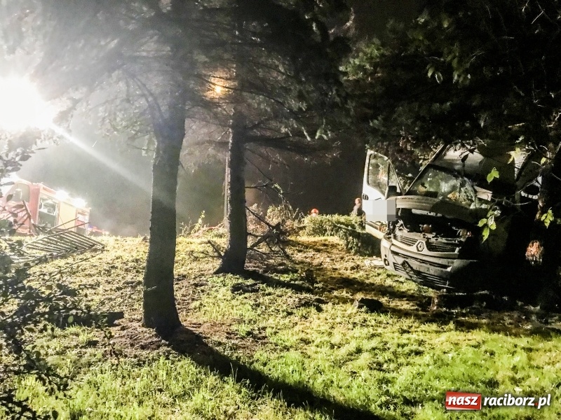 Zdjęcie w galerii na portalu naszraciborz.pl: Renault wpadło w poślizg na Odrostradzie. Auto stoczyło się ze skarpy przy cmentarzu żołnierzy radzieckich FOTO i WIDEO wiadomości z regionu