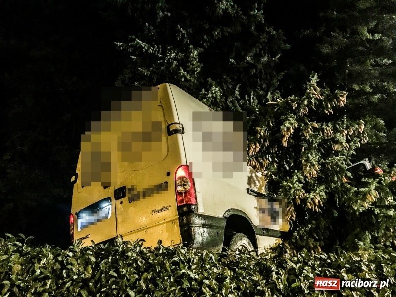 Zdjęcie w galerii na portalu naszraciborz.pl: Renault wpadło w poślizg na Odrostradzie. Auto stoczyło się ze skarpy przy cmentarzu żołnierzy radzieckich FOTO i WIDEO wiadomości z regionu