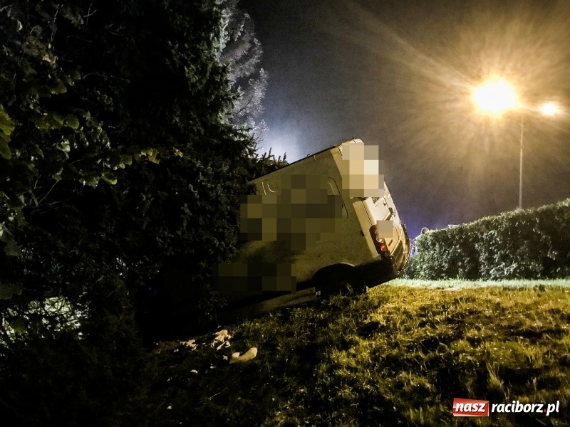 Zdjęcie w galerii na portalu naszraciborz.pl: Renault wpadło w poślizg na Odrostradzie. Auto stoczyło się ze skarpy przy cmentarzu żołnierzy radzieckich FOTO i WIDEO wiadomości z regionu