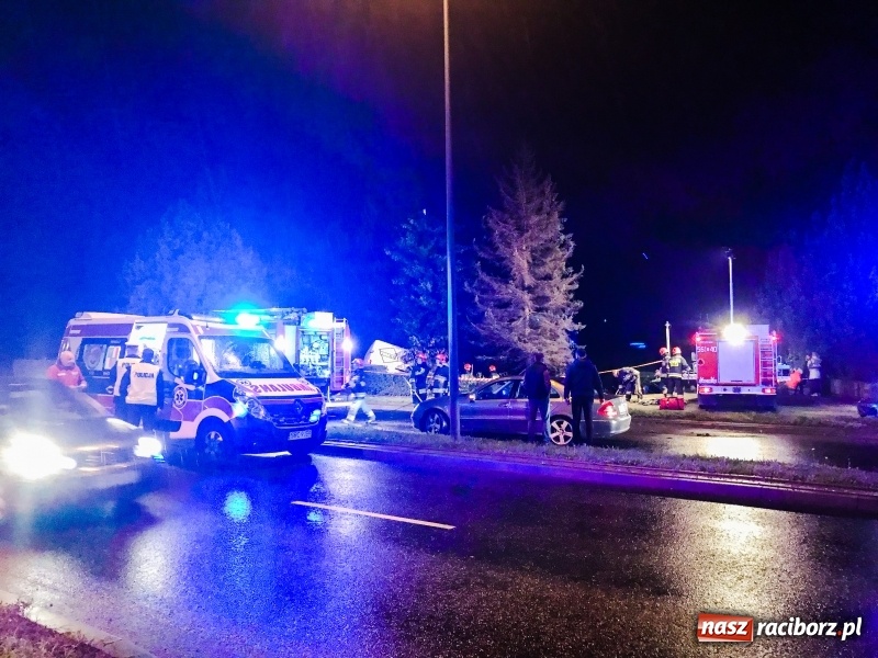 Zdjęcie w galerii na portalu naszraciborz.pl: Renault wpadło w poślizg na Odrostradzie. Auto stoczyło się ze skarpy przy cmentarzu żołnierzy radzieckich FOTO i WIDEO wiadomości z regionu