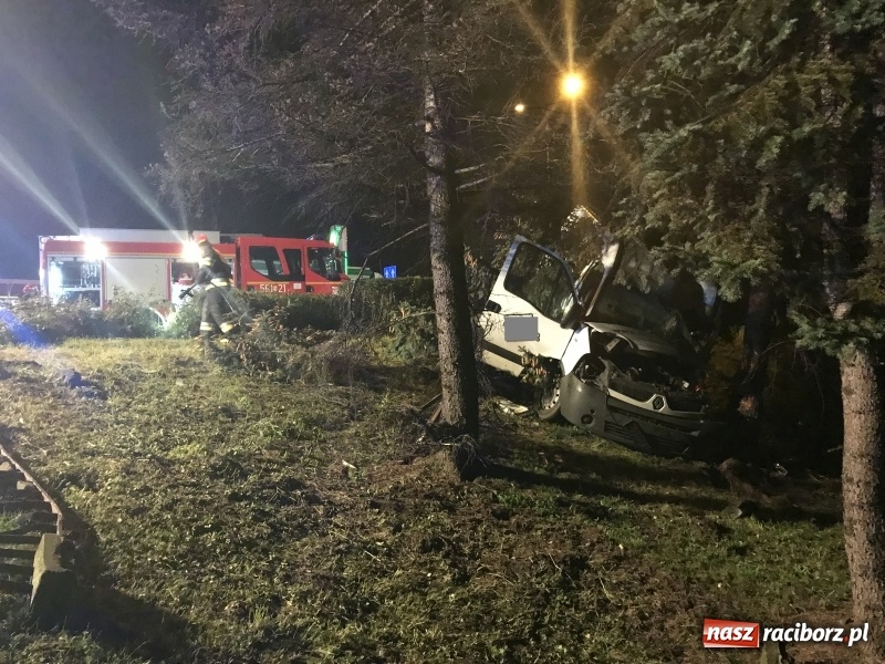 Zdjęcie w galerii na portalu naszraciborz.pl: Renault wpadło w poślizg na Odrostradzie. Auto stoczyło się ze skarpy przy cmentarzu żołnierzy radzieckich FOTO i WIDEO wiadomości z regionu