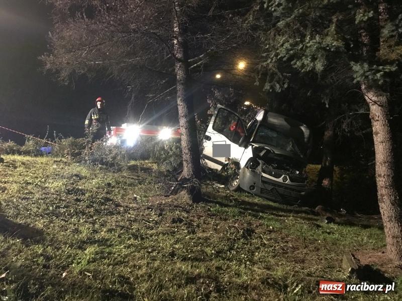 Zdjęcie w galerii na portalu naszraciborz.pl: Renault wpadło w poślizg na Odrostradzie. Auto stoczyło się ze skarpy przy cmentarzu żołnierzy radzieckich FOTO i WIDEO wiadomości z regionu