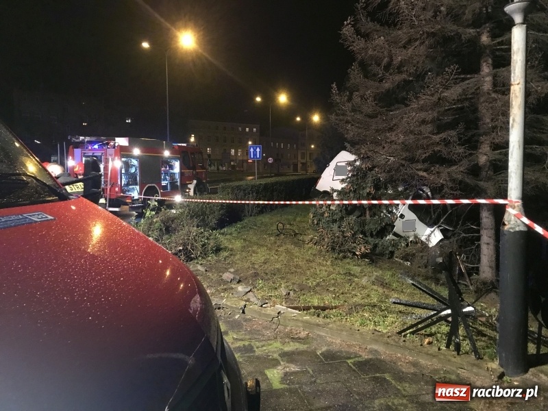 Zdjęcie w galerii na portalu naszraciborz.pl: Renault wpadło w poślizg na Odrostradzie. Auto stoczyło się ze skarpy przy cmentarzu żołnierzy radzieckich FOTO i WIDEO wiadomości z regionu