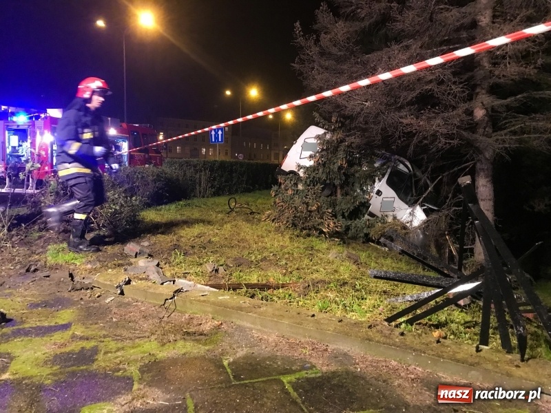 Zdjęcie w galerii na portalu naszraciborz.pl: Renault wpadło w poślizg na Odrostradzie. Auto stoczyło się ze skarpy przy cmentarzu żołnierzy radzieckich FOTO i WIDEO wiadomości z regionu