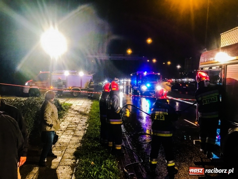 Zdjęcie w galerii na portalu naszraciborz.pl: Renault wpadło w poślizg na Odrostradzie. Auto stoczyło się ze skarpy przy cmentarzu żołnierzy radzieckich FOTO i WIDEO wiadomości z regionu