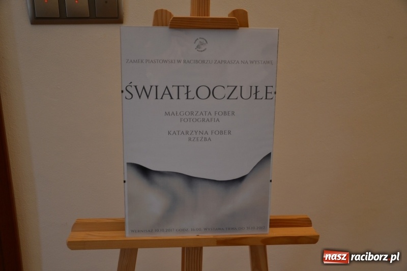 Zdjęcie w galerii na portalu naszraciborz.pl: ŚWIATŁOCZUŁE - wernisaż sióstr Fober na Zamku Piastowskim  wiadomości z regionu