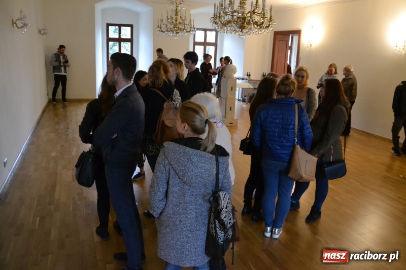 Zdjęcie w galerii na portalu naszraciborz.pl: ŚWIATŁOCZUŁE - wernisaż sióstr Fober na Zamku Piastowskim  wiadomości z regionu