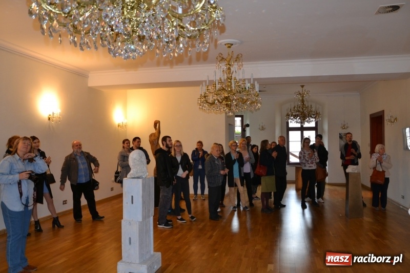 Zdjęcie w galerii na portalu naszraciborz.pl: ŚWIATŁOCZUŁE - wernisaż sióstr Fober na Zamku Piastowskim  wiadomości z regionu
