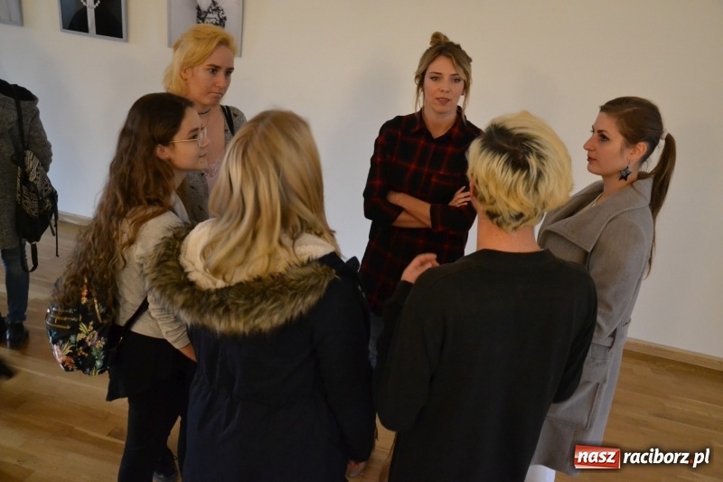 Zdjęcie w galerii na portalu naszraciborz.pl: ŚWIATŁOCZUŁE - wernisaż sióstr Fober na Zamku Piastowskim  wiadomości z regionu