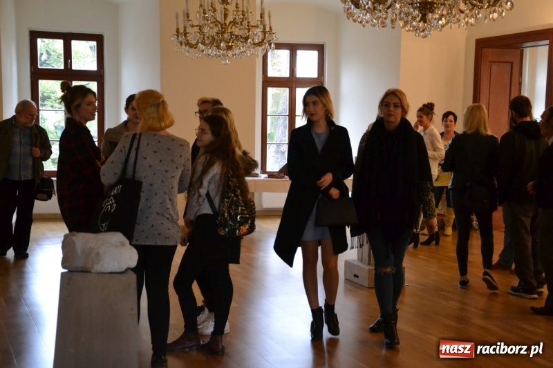 Zdjęcie w galerii na portalu naszraciborz.pl: ŚWIATŁOCZUŁE - wernisaż sióstr Fober na Zamku Piastowskim  wiadomości z regionu