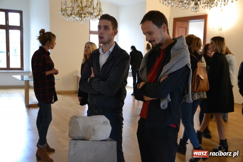 Zdjęcie w galerii na portalu naszraciborz.pl: ŚWIATŁOCZUŁE - wernisaż sióstr Fober na Zamku Piastowskim  wiadomości z regionu